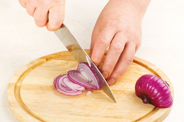 cutting red onion