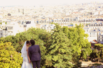 Fototapeta premium Bride and groom kissing in Paris, France