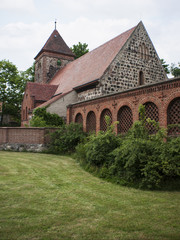 Fototapeta na wymiar Radensleben-Dorfkirche-Campo