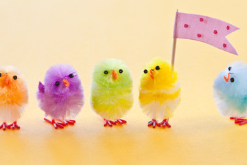 Bunte Kueken zu Ostern