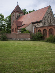 Fototapeta na wymiar Radensleben-Dorfkirche-hoch