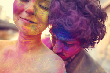 Obraz premium Lovers in Paris playing with holi powder