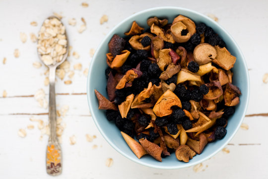One tablespoon of oatmeal is a white wooden background