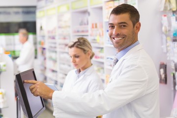 Obraz na płótnie Canvas Team of pharmacists using computer