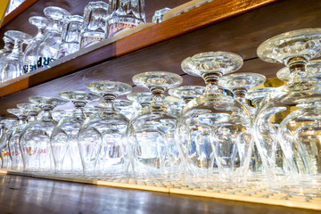 Bicchieri da birra sulle mensole in birreria
