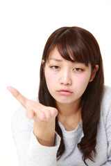 要求を突き付ける女性
