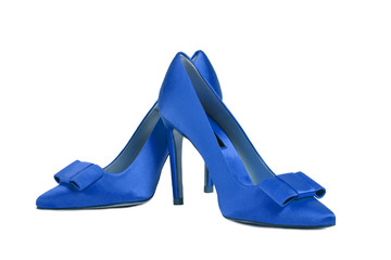 Zapatos de mujer azules sobre fondo blanco aislado. Vista de frente. Copy space