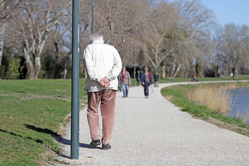 Homme âgé solitaire