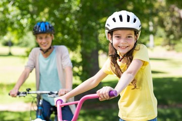 Obraz premium Mother and daughter on their bike