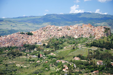 Fototapeta premium Sicilian town on the top of a hill