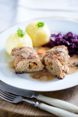Sojaroulade mit Klößen und Rotkohl