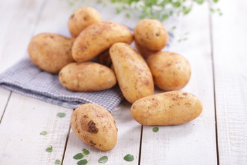 Rohe festkochende Kartoffeln auf Holzbrett