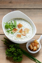 Vegane Kräutersuppe mit Croutons