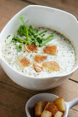 Vegane Kräutersuppe mit Croutons