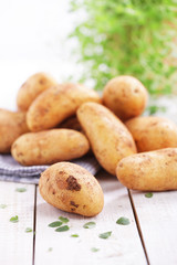 Rohe festkochende Kartoffeln auf Holzbrett