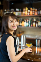 バーで飲む女性