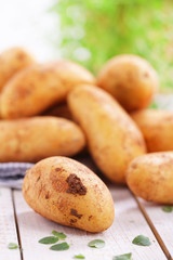 Rohe festkochende Kartoffeln auf Holzbrett