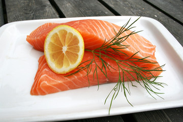 lachs holz dill zitrone elegant eleganz edel nahaufnahme