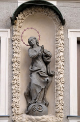 Fototapeta na wymiar Virgin Mary, statue on the house facade in Graz, Austria