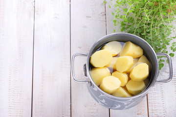 Geschälte Kartoffeln im Topf