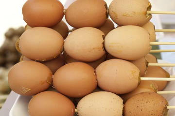 Grilled chicken eggs at the market