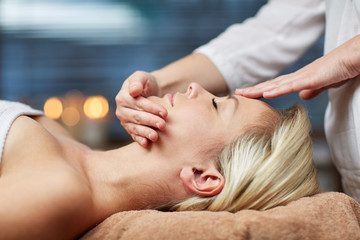 Obraz na płótnie Canvas close up of woman having face massage in spa