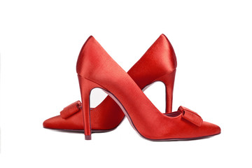 Zapatos rojos de mujer sobre un fondo blanco liso y aislado. Vista de frente y de cerca. Copy space