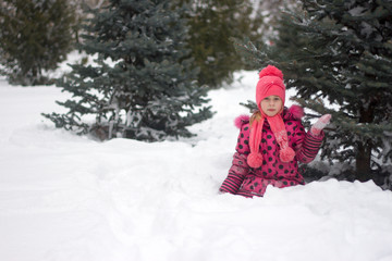 Fototapeta na wymiar Little girl in winter