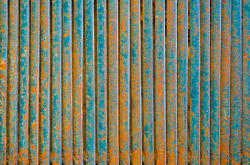 Металлическая решетка из ржавых пластин