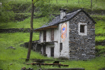 Svizzera,Canton Ticino,Valle Maggia, una casain pietra.
