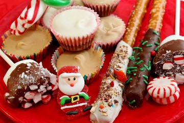 A plate of Christmas candies - 78851293