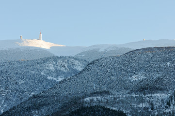 face nord du Ventoux et son sommet éclairé par le soleil de fi