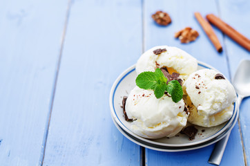 vanilla ice cream with chocolate topping