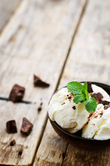 vanilla ice cream with chocolate topping