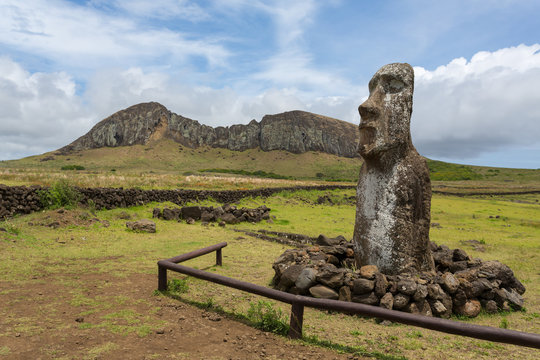 Moai et volcan sur l'île de Pâques