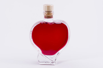 Botella de licor de mora en forma de coraz&oacute;n.