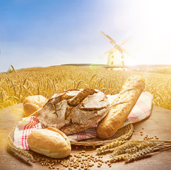 Backwaren, Kornfeld und Windmühle