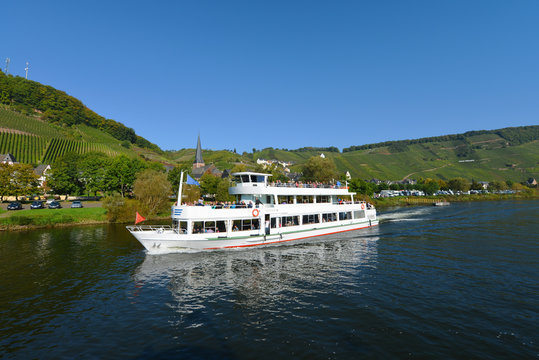 Mosel, Moseltal, Schiff, Weinberge, Ausflugsschiffe, &Uuml;rzig