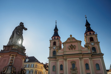 Fototapeta na wymiar Ludwigsburg Herzog Eberhard Statue mit Stadtkirche