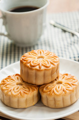 Obraz na płótnie Canvas mooncake , traditional chinese foods during mid autumn festival