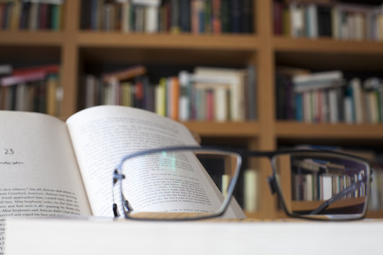 Gafas enfocando p&aacute;rrafo de libro