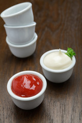 Mayonnaise und Ketchup