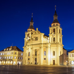 Fototapeta na wymiar Stadtkirche Ludwigsburg bei Nacht