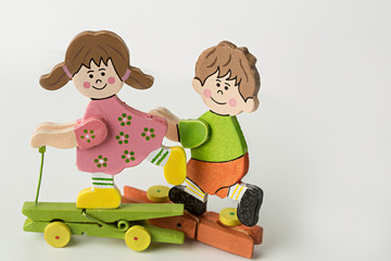 Pareja de niños hechos en madera 2.