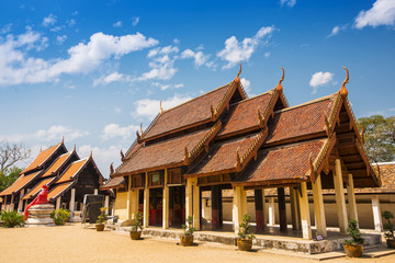 Paviljoen in de tempel en de blauwe hemel Lampang, Thailand