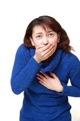 吐き気を催す女性