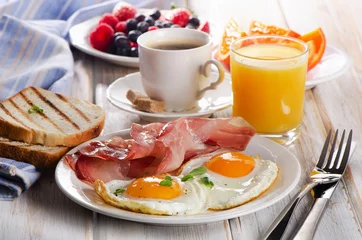 Photo sur Plexiglas Oeufs sur le plat Tasse à café, deux œufs et bacon pour un petit-déjeuner sain