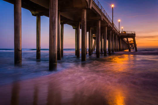 Fototapeta The pier at twilight, in Huntington Beach, California.