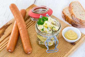 Würstchen mit Senf und Kartoffelsalat