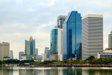 Fototapeta premium Pejzaż miejski, budynki biurowe i apartamenty